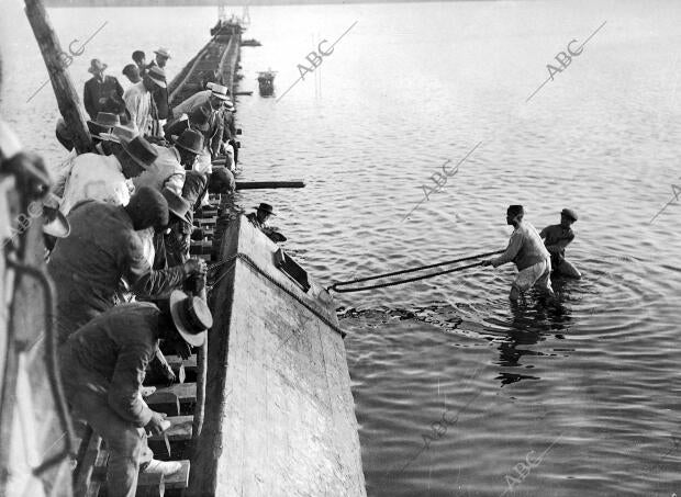 Momento de votar al agua desde el muelle recién Construido una de las Cajas...