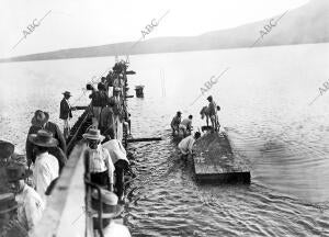 Una caja flotante en Aguas de mar chica Dispuesta para ser Utilizada en el...