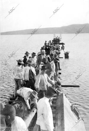 Trabajos de construcción del muelle desembarcadero en la laguna de mar chica por...