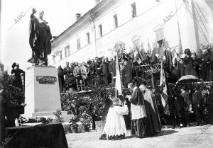 El cardenal Richelmy, legado del papa Bendiciendo el monumento Erigido A san...