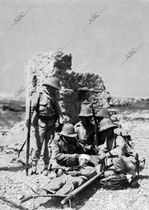 Un grupo de Valientes Cazadores, Héroes de la Jornada, Curando sobre el terreno...