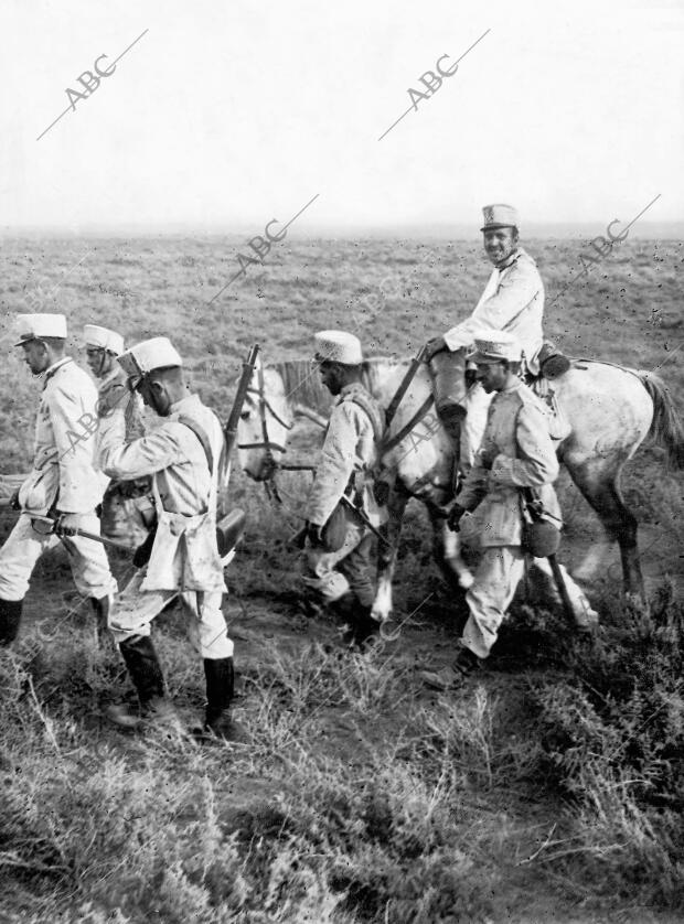 El teniente hércules de solar acompañado por Algunos Soldados, al regresar al...