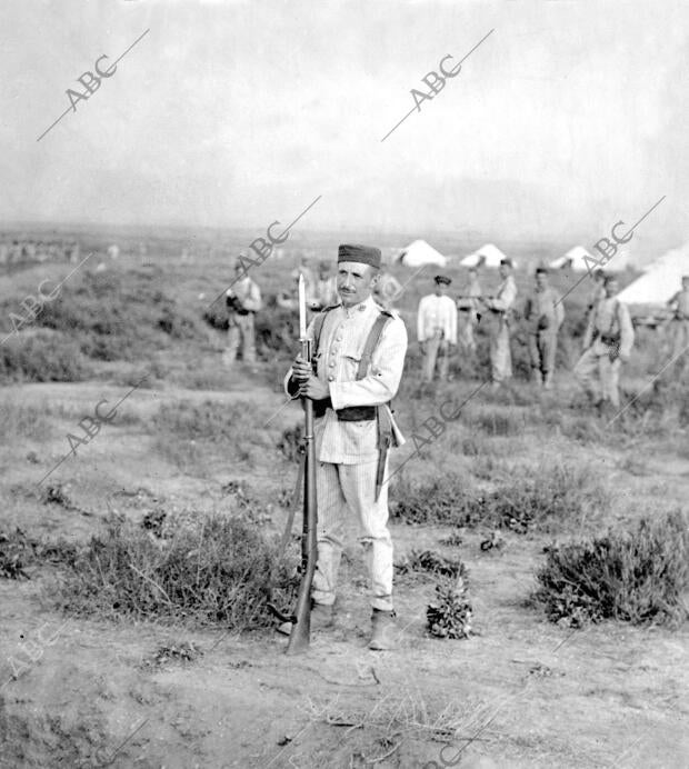 El duque de Zaragoza, soldado en el regimiento del Rey, que tanto se ha...