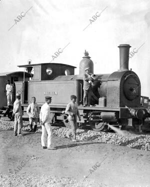 La primera máquina que Conduce el tren por vía Española hasta la bocana de mar...