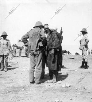 El general Sotomayor (de Espaldas) Conferenciando con al Practico Sr. Ferrer y...