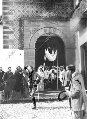 Su majestad don Alfonso Xiii al salir de la iglesia de los Barrios