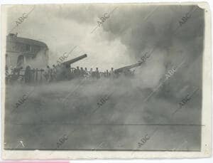 Melilla, septiembre 1909. Guerra de Marruecos. Cañones dispando