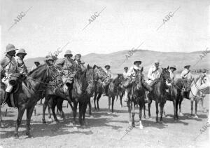 El jefe de la división de Cazadores, general Tovar, con su estado mayor...