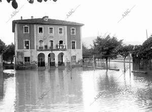 El ayuntamiento de Somorrostro completamente aislado por las Aguas que Cubren la...