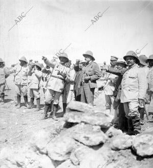 Los Generales Sotomayor (1) y Brualla (2), Contemplando el movimiento de la...