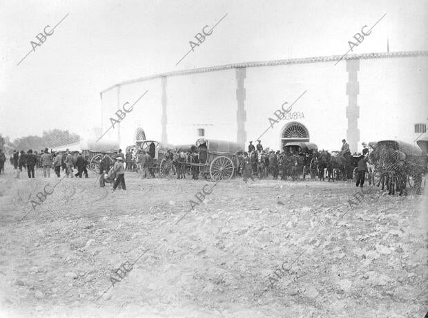 Publico Saliendo de la plaza de Toros de Manzanares en ciudad Real