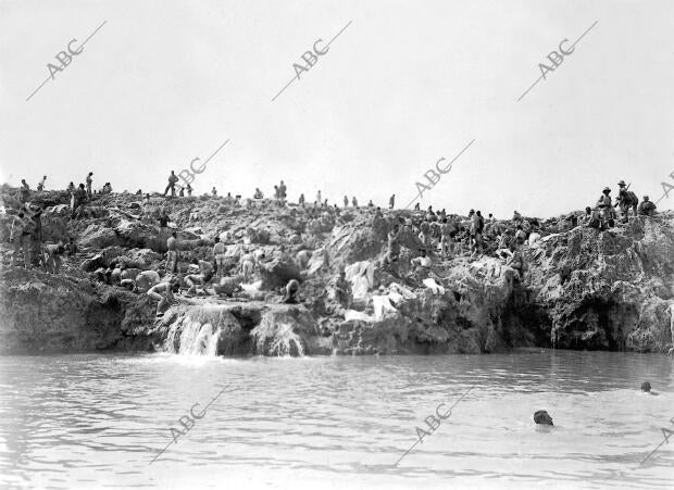 Soldados de los Cuerpos Ocupantes de Zeluan Lavando sus Ropas y Bañándose en el...