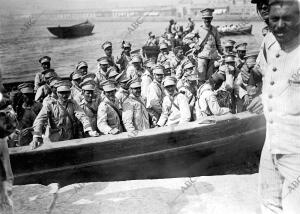 Una barcaza de las Empleadas para desembarcar A los Soldados Atracando al Muelle