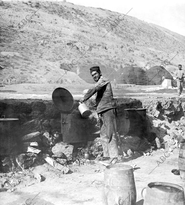 La confección del rancho en las Cocinas Improvisadas en el campamento de la...