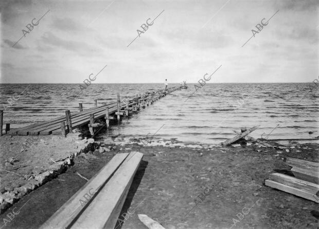 Muelle desembarcadero que Está Construyendo en el mar chica por la parte de...