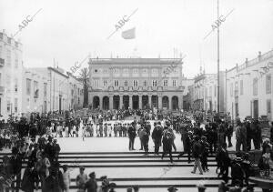 Las Comisiónes Saliendo de la casa ayuntamiento para descubrir la lápida con el...