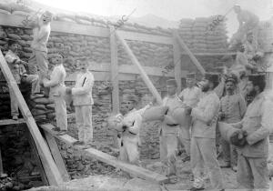 Construcción de un muro de Sacos Terreros frente A la Puntilla, desde donde los...