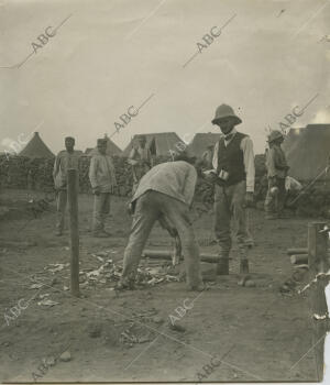 Soldados construyendo una alambrada en el campamento de Benisicar