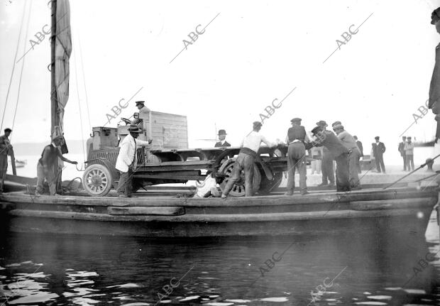 Embarque en el Algeciras de un camión de artillería destinado A la guarnición de...