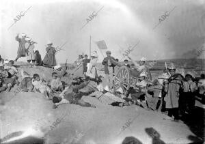 Niños del puente de Vallecas Jugando A las Batallas entre Moros y Cristianos,...