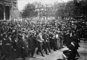 La presidencia de la manifestación Celebrada el domingo Último, A su paso por...