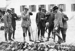 D. Manuel Ii de Portugal con D. Alfonso Xiii durante una cacería en la casa de...