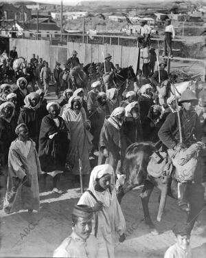 Entrada en Melilla de los Jefes de la harca que Visitaron al general marina por...