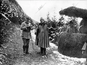 El Emperador de Alemania (X) Hablando con el príncipe de Furstenberg, junto A su...