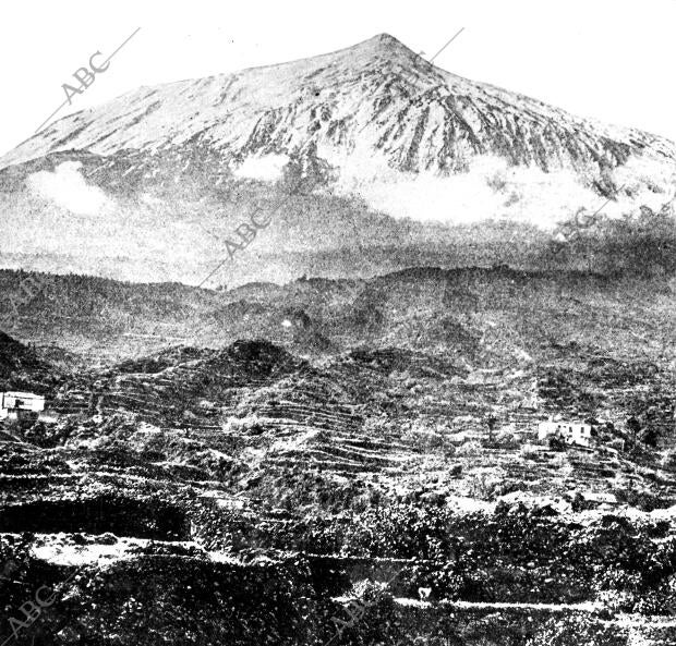 715 Metros de Altura) se Han abierto Varios Cráteres que Hace Dias Vomitan...