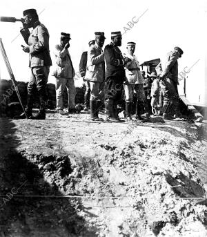 Los Ayudantes del general Sotomayor Viendo el avance de las Tropas desde una de...