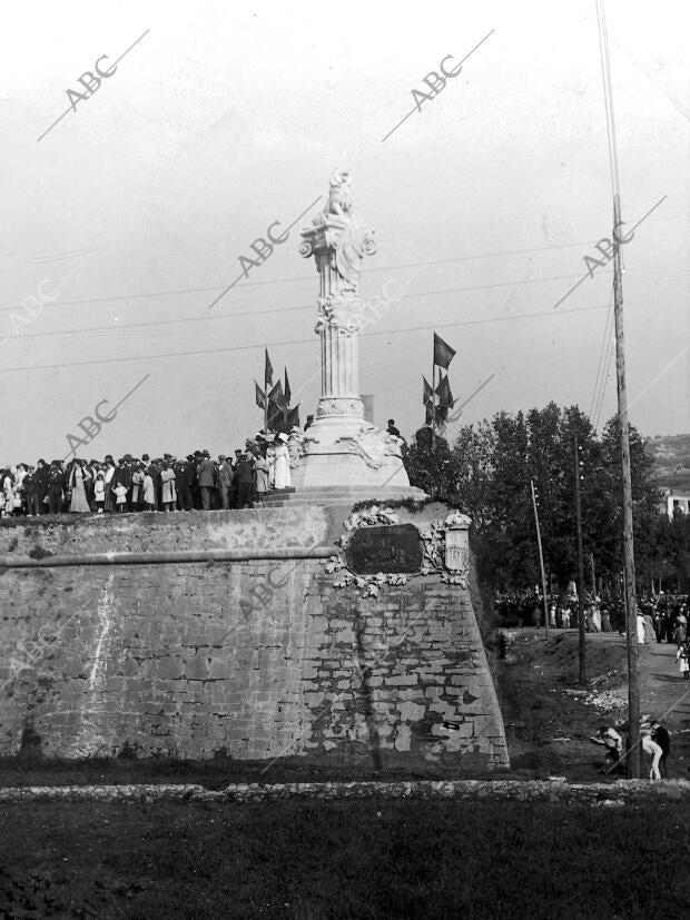 El monumento Erigido en uno de los Baluartes para perpetuar la memoria de los...