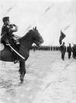 Los Monarcas D. Manuel Ii y D. Alfonso Xiii, en las Maniobras Militares...