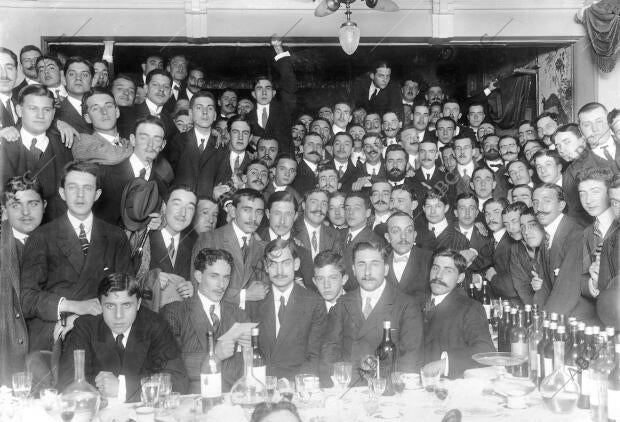 Banquete de los Ingenieros Industriales grupo de Concurrentes al banquete con...