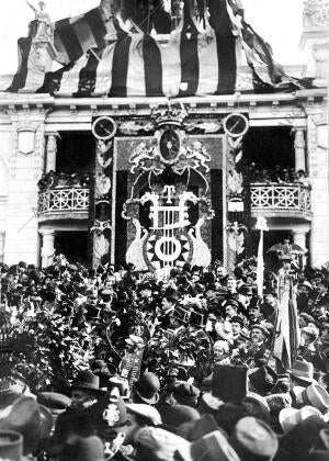 La coronación del poeta Llorente en Valencia el estrado en el estadio de la...