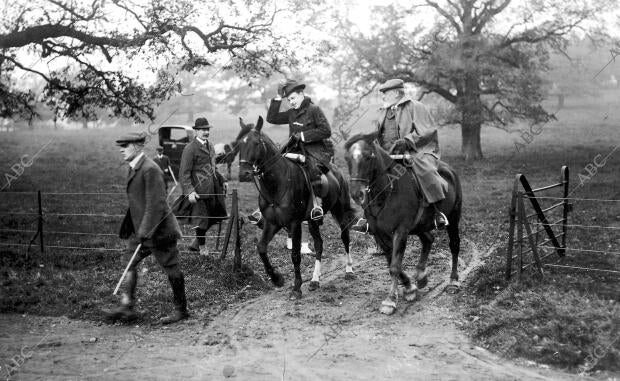 Sus Majestades los Reyes Manuel Ii y Eduardo Vii Dirigiéndose al bosque de...