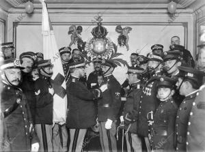 El Dr. Calatraveño, delegado del general Polavieja, Imponiendo al gastador de la...