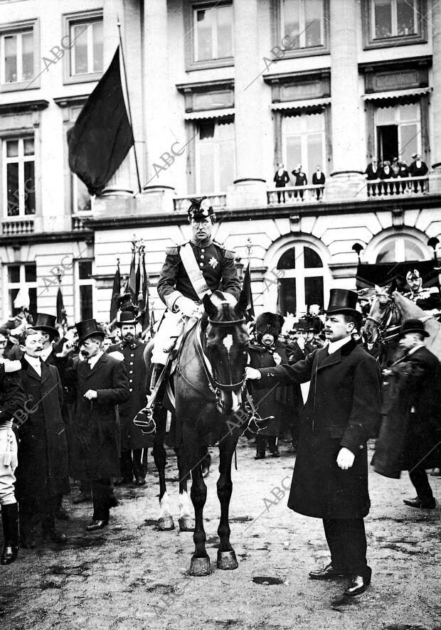 su majestad Alberto I al salir del parlamento después de prestar Juramento