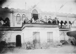 el capellán del regimiento de Melilla Pronunciando una arenga en el cuartel...