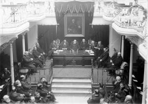 mesa presidencial de la sesión de apertura de la asamblea de Doctores y...