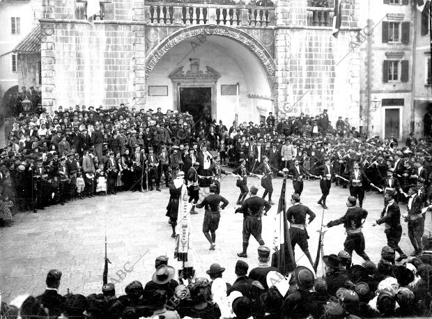 Los Marineros (Marinarezza Bocchese) Bailando ante la catedral de Cattaro la...