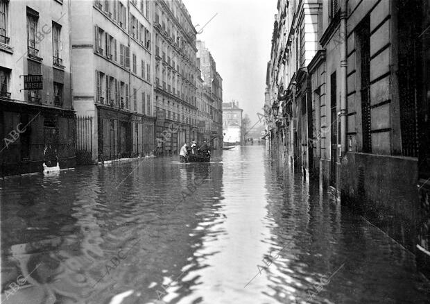 Aspecto de la calle de Surcouf por la cual sólo se Puede pasar Valiéndose de...