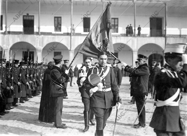 Solemne momento de jurar la bandera los Nuevos Oficiales de Veterinaria militar...