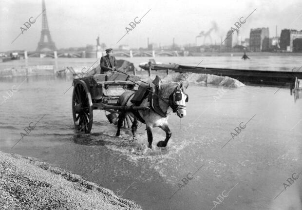 Aspecto que ofrecía el muelle de Grenelle totalmente inundado por las aguas, en...