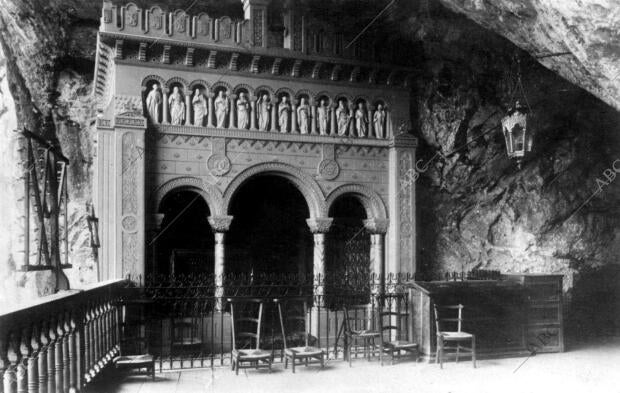 Covadonga (Asturias), 1910 (Ca.). Interior de la cueva de Covadonga