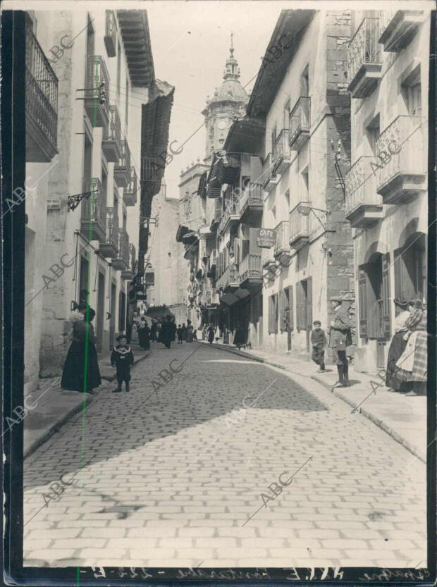 La calle Mayor, calle principal de Fuenterrabía y al Fondo, la Iglesia