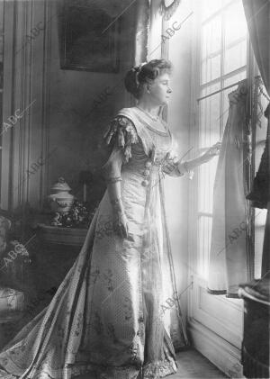 La Infanta Eulalia de Borbón mira por la ventana de su apartamento en el...