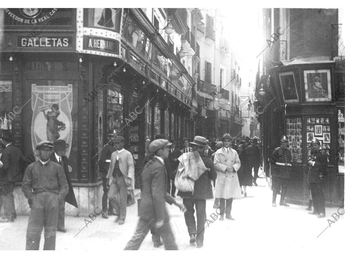 Entrada A la calle Sierpes por la campana - Archivo ABC