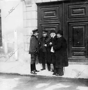 El secretario del centro del ejército y de la Armada, don Enrique Escassi (X),...