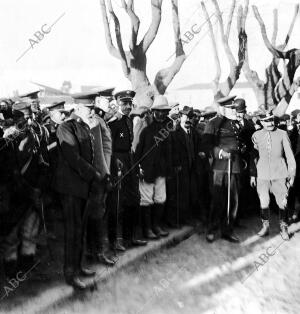 S. M. el Rey (X) Presenciando el desfile de los Cazadores de las Navas y de...