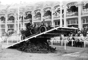 La fiesta Automovilística, paso del Balancín, por uno de los Carruajes